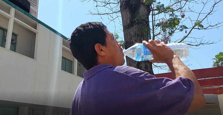 El consumo de agua es vital para esta época de calor