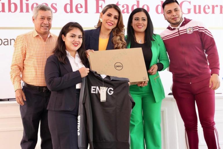 Entrega la titular del Ejecutivo estatal computadoras y uniformes deportivos a más 2 mil estudiantes con inversión de 23 MDP 