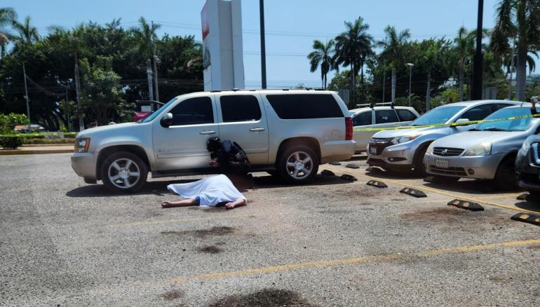 El hombre fue atacado a balazos por personas desconocidas, cuando estaba en el estacionamiento, y huyeron del lugar tras el hecho