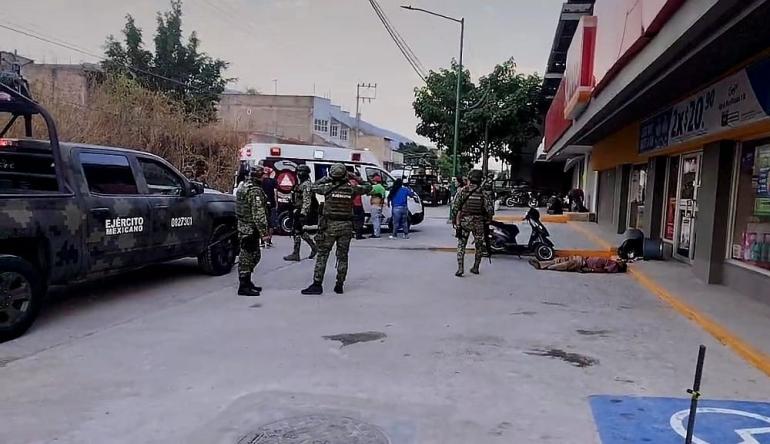 La agresión se reportó a las autoridades alrededor de las 17:45 horas a la altura del estacionamiento de la tienda Oxxo