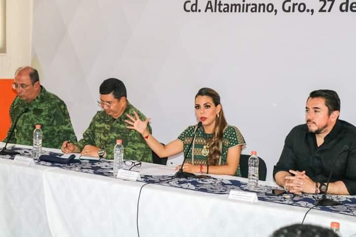 Encabeza reunión de trabajo con presidentas y presidentes municipales de Tierra Caliente y parte de la zona Norte 