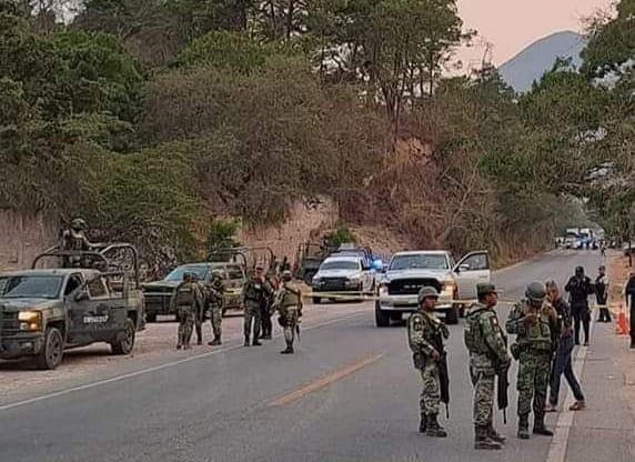 Uno de los lesionados fue identificado como Serafín "N" quien se reportó como grave, y el copiloto con herida en el abdomen