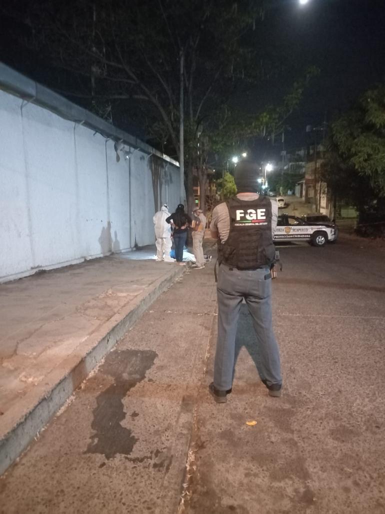 El doble crimen se reportó a las autoridades alrededor de las 03:00 de la madrugada entre la calle 8 y avenida Emiliano Zapata, cerca de la vía de Ejido