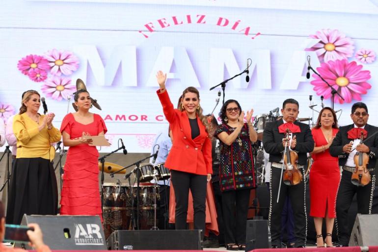 Celebra la gobernadora el Día de las Madres a trabajadoras del estado