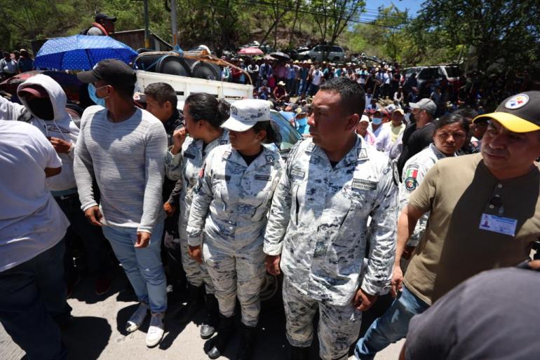 Se logra liberación de 13 policías y servidores públicos retenidos; manifestantes levantan bloqueos en la Autopista del Sol y entregan Vehículo Blindado 