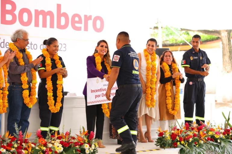 Celebra el Día Nacional del Bombero con personal de Protección Civil del Estado 