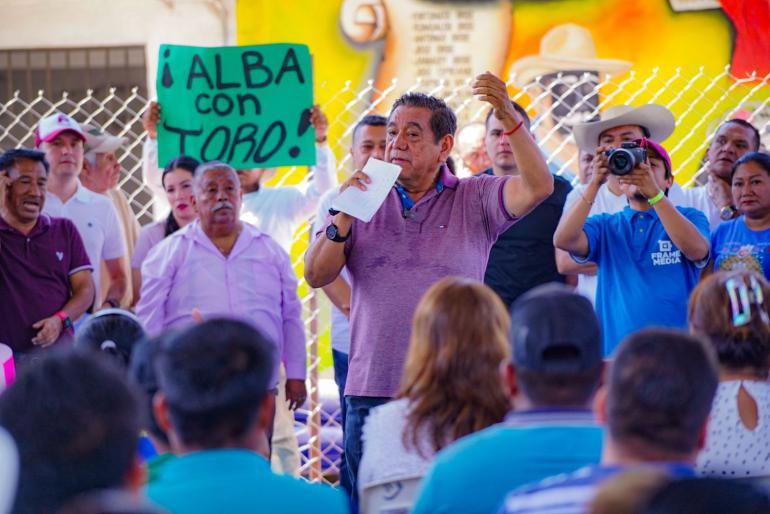 En su tercer día de campaña en Costa Grande el candidato de Morena fue arropado por habitantes de Tecpan 