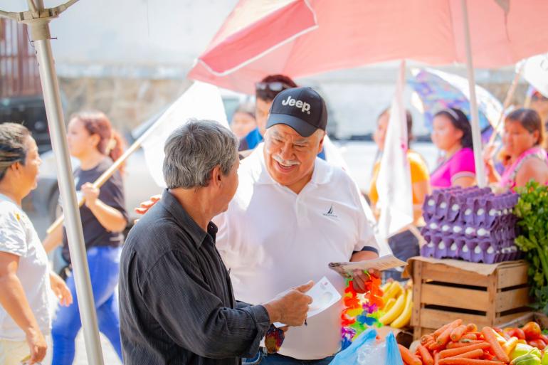 Recorre el candidato a alcalde Víctor Aguirre calles de la colonia Icacos, saluda a vecinos y escucha quejas