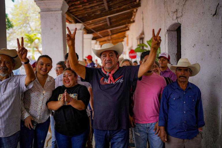 No traigo bultos de cemento ni pacas de lámina, el trabajo es hacer leyes a favor del pueblo, indica