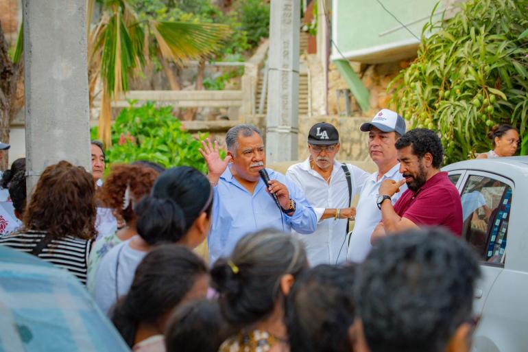 Se reúne con vecinos de la colonia Frontera Aguacatillo, Los Órganos, La Providencia, 20 de Noviembre en la zona suburbana de Acapulco