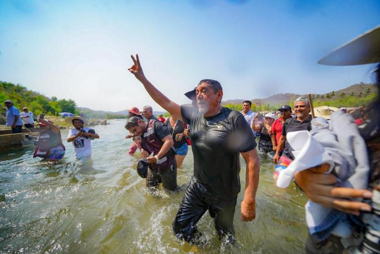 Cruza el río Papagayo acompañado del pueblo