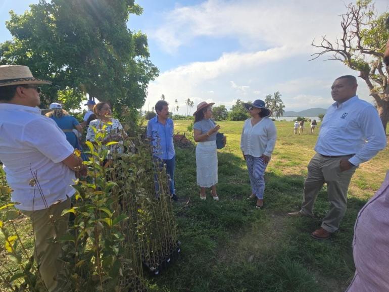 Las autoridades realizaron la primera plantación en instalaciones del Centro de Capacitación y en el Campo Deportivo del SNTSS.