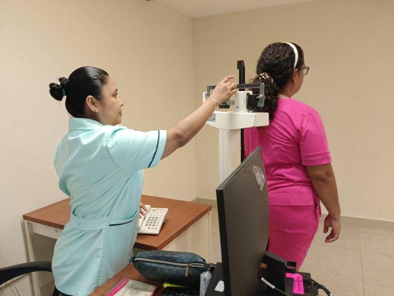 En los hospitales se realizan consultas de diversas especialidades y cirugías.