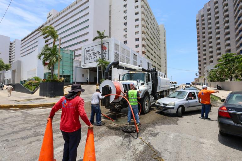 Promotora de Playas, Sectur Guerrero, Capaseg y Protección Civil estatal, realizan jornadas simultáneas de saneamiento en varios puntos del puerto