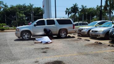 El hombre fue atacado a balazos por personas desconocidas, cuando estaba en el estacionamiento, y huyeron del lugar tras el hecho