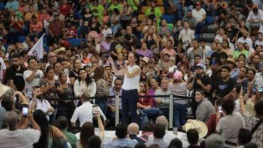  ‘’El presidente gobierna con honestidad, con honradez, todo lo ha hecho sin aumentar impuestos, sin endeudar al país y podemos seguir’’, destacó Claudia Sheinbaum frente a militantes y simpatizantes neoloneses 