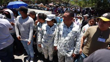 Se logra liberación de 13 policías y servidores públicos retenidos; manifestantes levantan bloqueos en la Autopista del Sol y entregan Vehículo Blindado 