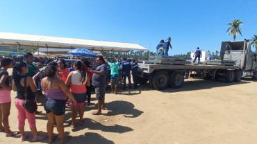 Gracias a las gestiones de la gobernadora Evelyn Salgado Pineda, se entregaron más de 24 mil láminas galvanizadas a familias afectadas en Coyuca de Benítez