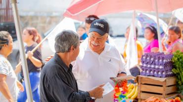 Recorre el candidato a alcalde Víctor Aguirre calles de la colonia Icacos, saluda a vecinos y escucha quejas