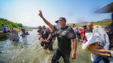 Cruza el río Papagayo acompañado del pueblo