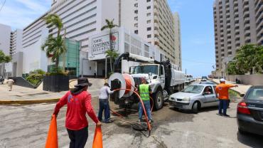 Promotora de Playas, Sectur Guerrero, Capaseg y Protección Civil estatal, realizan jornadas simultáneas de saneamiento en varios puntos del puerto