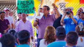 En su tercer día de campaña en Costa Grande el candidato de Morena fue arropado por habitantes de Tecpan 