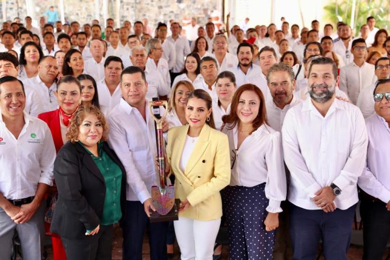 La mandataria firmó un convenio de colaboración para el fomento y apoyo a la capacitación con la CMIC  