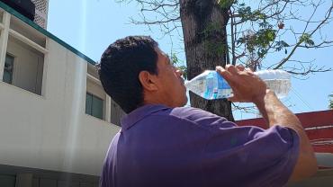 El consumo de agua es vital para esta época de calor