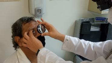 Evitar la automedicación y acudir a revisión a la unidad de adscripción. Existen tres tipos de este padecimiento ocular: viral, bacteriano y alérgico