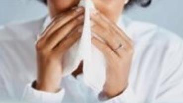 Los principales síntomas son: irritación, congestión y secreción nasal; estornudos recurrentes