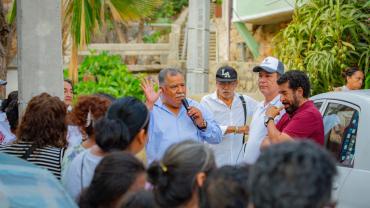 Se reúne con vecinos de la colonia Frontera Aguacatillo, Los Órganos, La Providencia, 20 de Noviembre en la zona suburbana de Acapulco