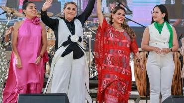 La gobernadora también asistió al festejo del "Día de las Madres" en la FGE