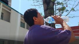 El consumo de agua es vital para esta época de calor