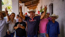 No traigo bultos de cemento ni pacas de lámina, el trabajo es hacer leyes a favor del pueblo, indica