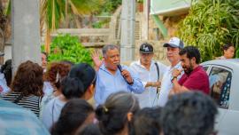 Se reúne con vecinos de la colonia Frontera Aguacatillo, Los Órganos, La Providencia, 20 de Noviembre en la zona suburbana de Acapulco